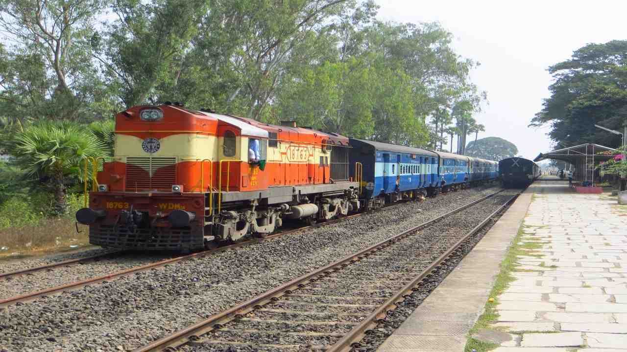 Indian Railways: ટ્રેનોના લાલ અને વાદળી કોચ વચ્ચે શું હોય છે તફાવત, દરેક રંગની એક અલગ છે ખાસ વાત