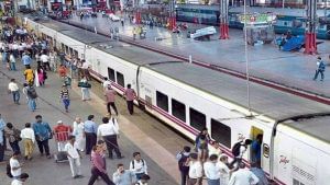 ટ્રેનમાં મુસાફરી દરમ્યાન TATA , BIRLA કે AMBANI રેલવે સ્ટેશન નજરે પડે તો ચોંકશો નહીં!!! Indian Railways કરવા જઈ રહ્યું છે આ અખતરો