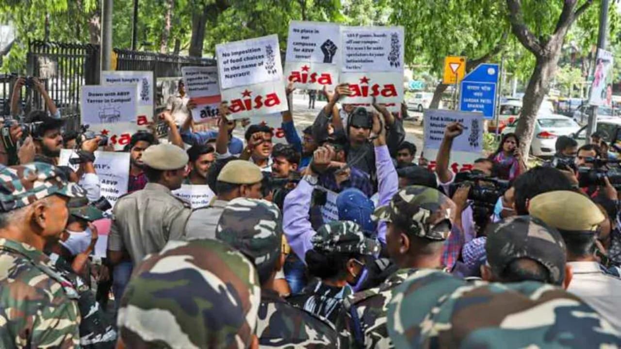 Delhi: કેન્દ્રએ JNU હિંસા બાબતે યુનિવર્સિટી પાસેથી રિપોર્ટ માંગ્યો, વિદ્યાર્થી સંઘે ન્યાયિક તપાસની માંગ કરી