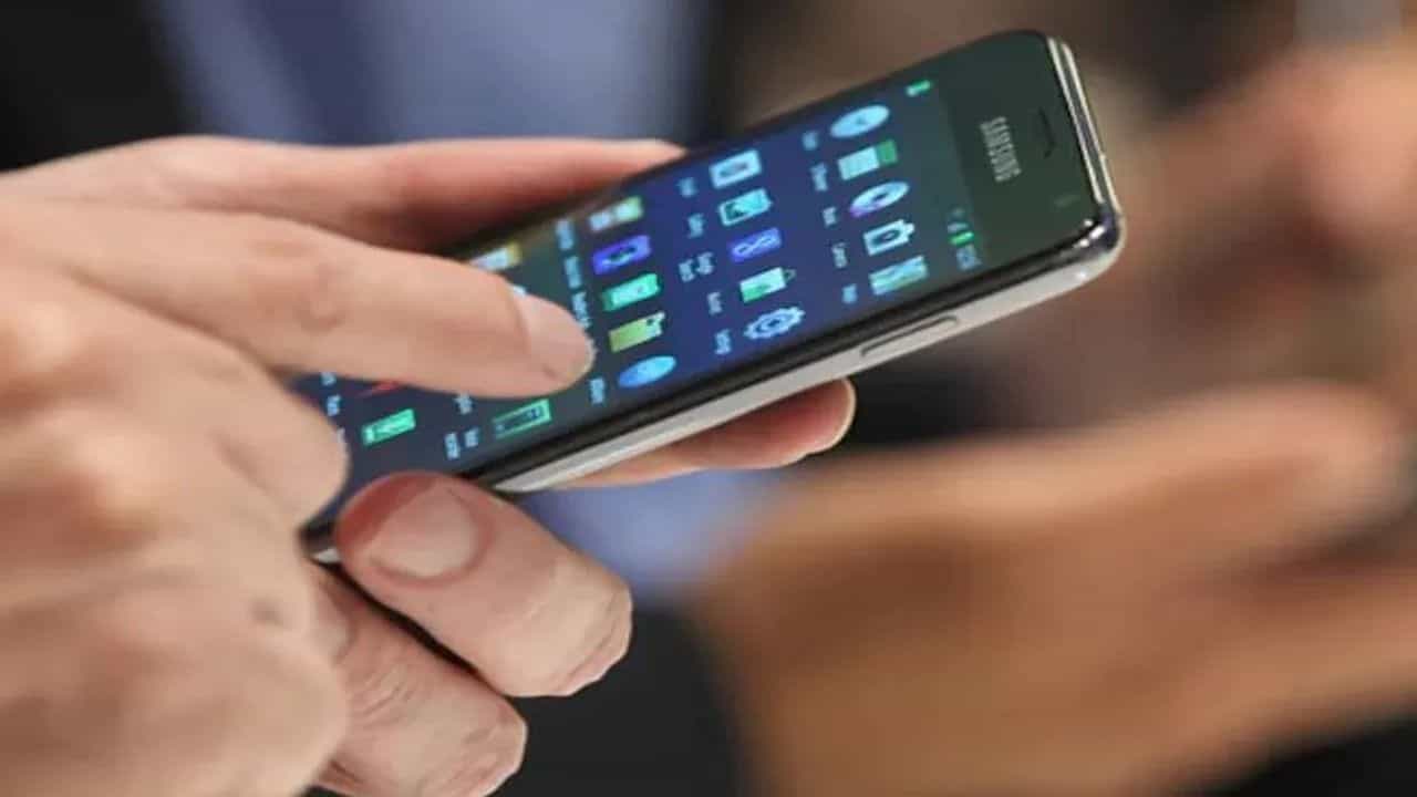 કોરોના કાળમાં ઘરે રહેવા અને મોબાઈલ ચલાવવાથી પતિ-પત્નીના સંબંધો તૂટ્યા ! ઝાંસીમાં એક હજારથી વધુ સામે આવ્યા ઘરેલુ હિંસાના કેસ