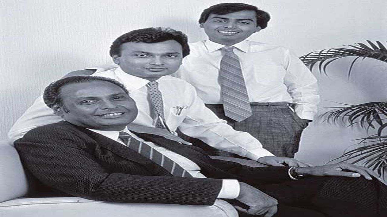 મુકેશ અંબાણીના પિતા ધીરુભાઈ અંબાણી(Dhirubhai Ambani)ના અવસાન બાદ તેમનો બિઝનેસ તેમના બે પુત્રો વચ્ચે વહેંચાઈ ગયો હતો. ત્યારથી મુકેશ અંબાણી(Mukesh Ambani) અને અનિલ અંબાણી(Anil Ambani) પોતપોતાનો બિઝનેસ અલગથી સંભાળી રહ્યા છે. ભારત પાછા ફર્યા પછી મુકેશે તેના પિતા સાથે રિલાયન્સ કંપનીનું કામ સંભાળવાનું શરૂ કર્યું અને ધીમે ધીમે તેની કંપનીએ પણ એનર્જી, પેટ્રોકેમિકલ્સ, ટેક્સટાઈલ, નેચરલ રિસોર્સિસ, ટેક્સટાઈલ અને ટેલિકોમ્યુનિકેશનના ક્ષેત્રમાં વર્ચસ્વ જમાવ્યું છે. 