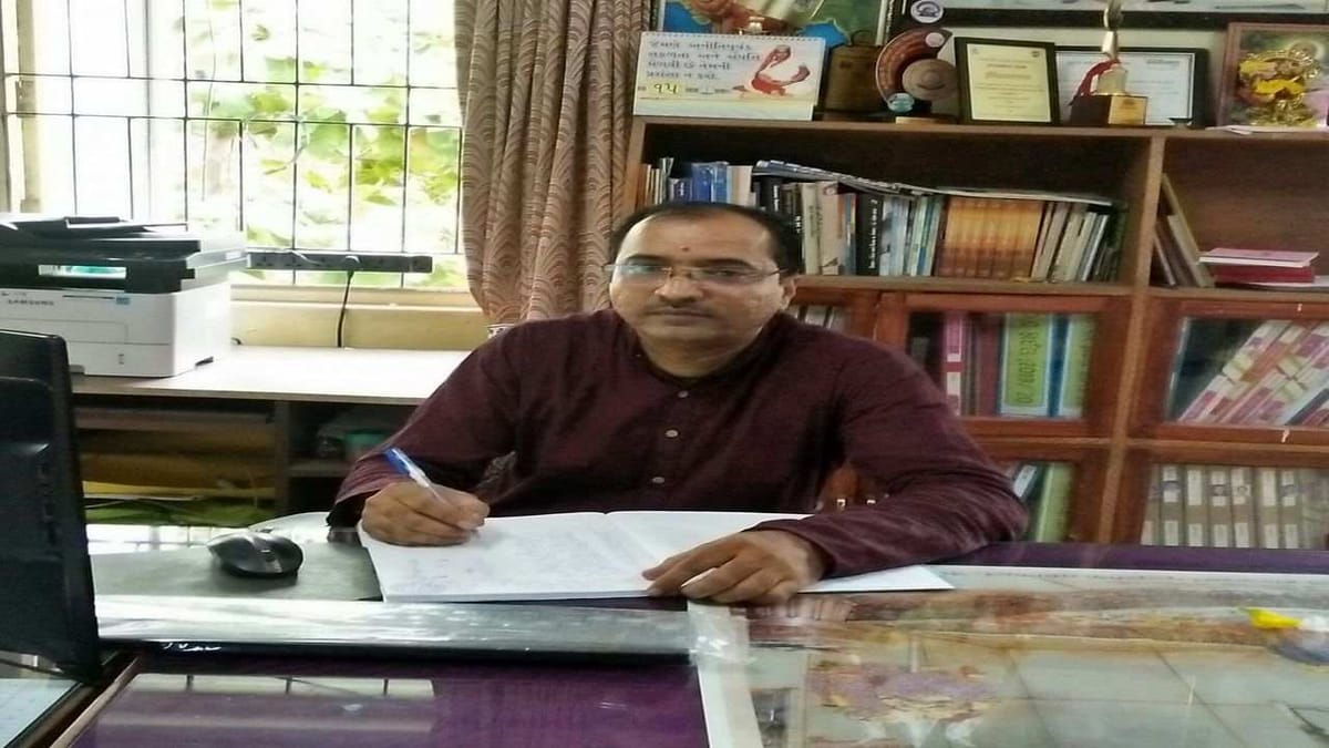 વાહ, શિક્ષક હોય તો આવા: સરકારી સ્કૂલના આ શિક્ષક વેકેશનમાં 1,100 વિદ્યાર્થીઓને ભણાવશે ગીતાના પાઠ