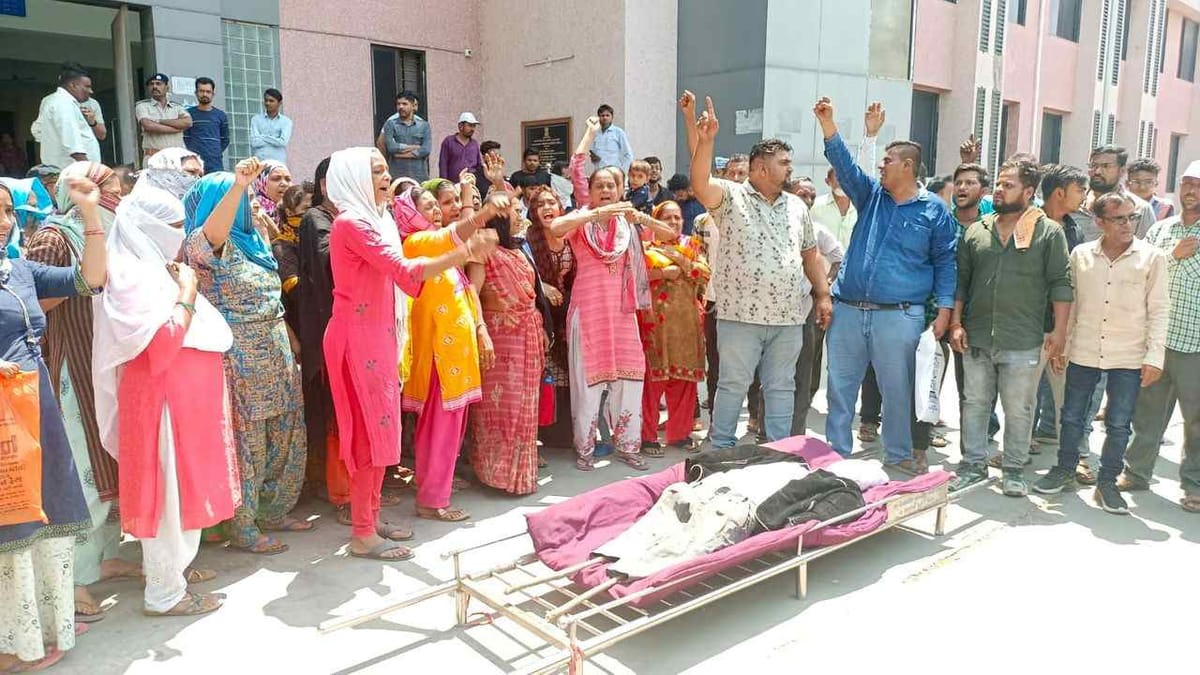 ડિમોલિશનના નામે 368 પરિવારોને રસ્તે રઝળતા કરી દેવાયાનાં આક્ષેપ સાથે અસરગ્રસ્તો ગરીબીની નનામી લઈ કલેકટર કચેરીએ પહોંચ્યા