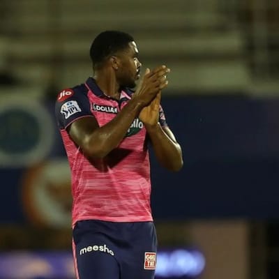 રાજસ્થાન રોયલ્સે સોમવારે એક રોમાંચક મેચમાં કોલકાતા નાઈટ રાઈડર્સને હરાવી સિઝનમાં ચોથી જીત નોંધાવી હતી. ટીમની આ જીતમાં તેના ડેબ્યૂ સ્ટાર ઓબેડ મેક્કોય મહત્વની ભૂમિકા ભજવી હતી. ડેથ ઓવરોમાં તેની શાનદાર બોલિંગે ટીમને જીત અપાવી હતી. (Obed Mcoy Instagram)