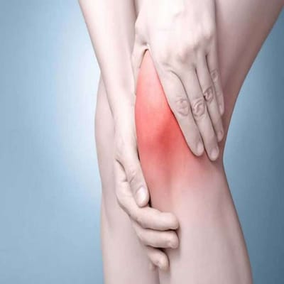 એક જમાનામાં સાંધાના દુખાવા કે શરીરમાં જકડાઈ જવાની સમસ્યા વૃદ્ધોને સતાવતી હતી, પરંતુ આજકાલ આ સમસ્યા યુવાનોને પોતાની ઝપેટમાં લઈ રહી છે. તમે કેટલાક ફળોનું સેવન કરીને હાડકાને મજબૂત બનાવી શકો છો. તેમના વિશે જાણો