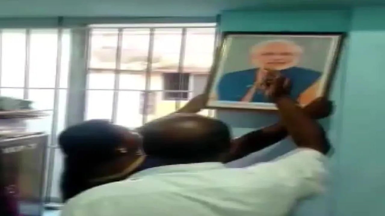પંચાયત પ્રમુખની ઓફિસમાંથી PM મોદીની તસવીર હટાવાતા રાજકીય ધમાસાણ, જુઓ વાયરલ VIDEO