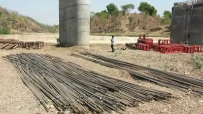 Chhotaudepur: વર્ષોની રજૂઆત બાદ મેણ નદી પર પૂલનું કામ શરૂ થયું પણ કોન્ટ્રાક્ટર કામ છોડી ભાગી જતાં 100 ગામના લોકો ચોમાસામાં સંપર્ક વિહોણા બની જશે