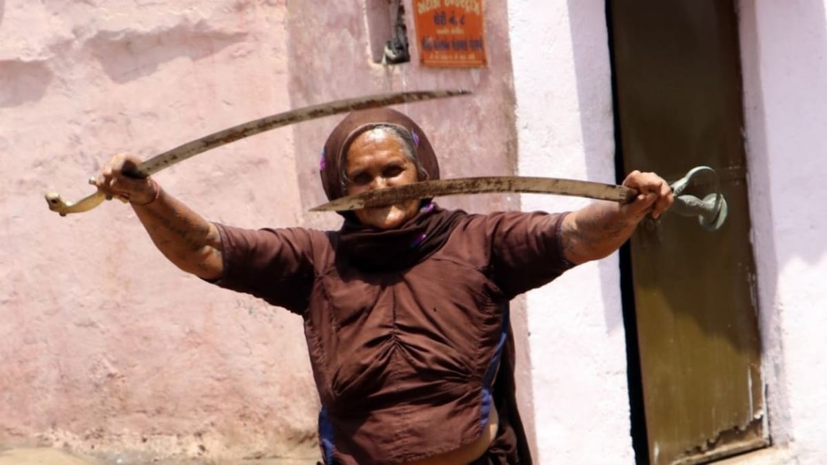 Rajkot: 90 વર્ષના દાદી યુવાનોને શરમાવે તે રીતે ફેરવી રહ્યાં છે તલવાર, યુવતીઓને કહે છે હિંમતથી આગળ વધો