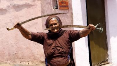 Rajkot: 90 વર્ષના દાદી યુવાનોને શરમાવે તે રીતે ફેરવી રહ્યાં છે તલવાર, યુવતીઓને કહે છે હિંમતથી આગળ વધો