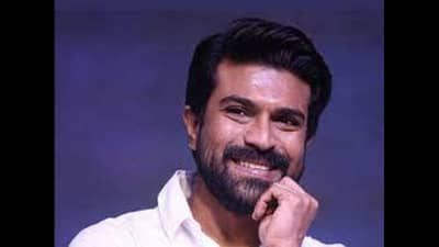 પ્લેકાર્ડ અને બેનરો લઈને મેગા પાવર સ્ટાર રામ ચરણના ચાહકોએ તેનું ભવ્ય સ્વાગત કર્યું, જુઓ તસવીરો