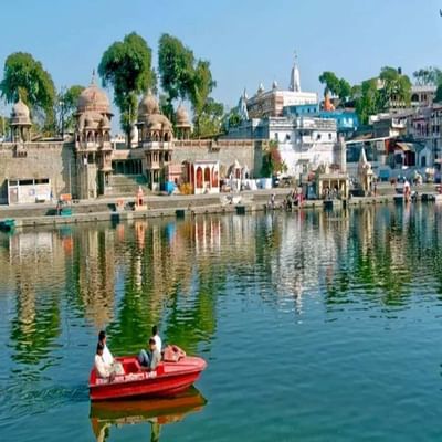 રામ ઘાટમાં બોટ રાઈડઃ તમે તમારા પરિવાર સાથે ઉજ્જૈનના પ્રખ્યાત સ્થળ રામ ઘાટ પર બોટ રાઈડનો આનંદ માણી શકો છો. શાંત પાણીની વચ્ચે બોટની સવારી તમારા મનને મોહી લેશે અને તમે આ લાગણીને લાંબા સમય સુધી ભૂલી શકશો નહીં.