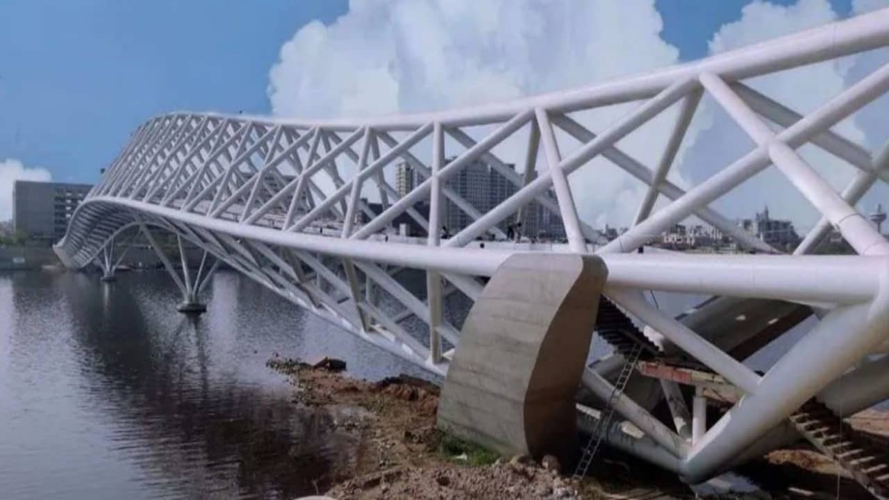 Ahmedabad: ફૂટ ઓવરબ્રિજ પર જવા માટે 10થી 20 રૂપિયા ફી રાખવામાં આવશે, મે મહિનામાં ખૂલ્લો મૂકાય તેવી શક્યતા