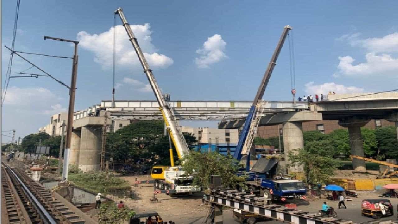 Surat : સહારા દરવાજા મલ્ટીલેયર રેલવે બ્રીજનું કામ 50 ટકા પૂર્ણ, અંતિમ તબક્કા માટે થઇ રહી છે કામગીરી