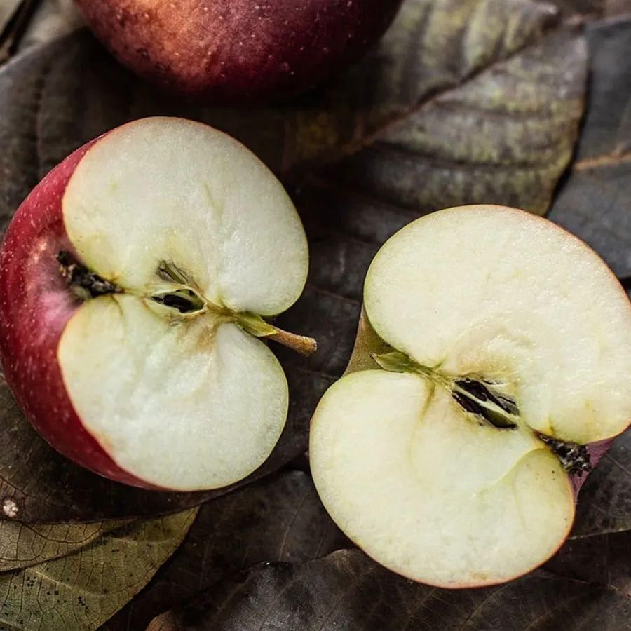 સફરજનના બીજ અને સમાન પ્રજાતિના અન્ય ફળો, જેમ કે નાશપતી અને ચેરીના બીજમાં એમીગડાલિન હોય છે. જે સાયનાઇડ અને ખાંડનું બનેલું સાયનોજેનિક ગ્લાયકોસાઇડ છે. જો તેની માત્રા વધારે થઈ જાય તો શરીર તેને પચવામાં અસમર્થ હોય છે, તો આ રસાયણ ઝેરી હાઇડ્રોજન સાયનાઇડમાં ફેરવાય છે. આ હાઈડ્રોજન સાઈનાઈડ થોડીવારમાં કોઈના મૃત્યુનું કારણ પણ બની શકે છે.