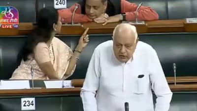 NCP સાંસદ સુપ્રિયા સુલે સાથે શશી થરૂરનો વીડિયો વાયરલ, થરૂરે કહ્યું કૂછ તો લોગ કહેંગે........