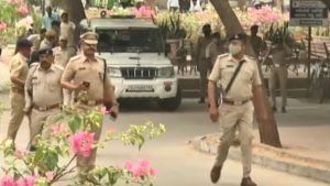 Vadodara: હરિધામ સોખડામાં પોલીસ પહોંચી, હાઈકોર્ટના આદેશની અમલવારી કરી સંતોને વડોદરા કોર્ટમાં લઈ જવાશે