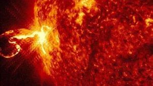 Solar Storm : પૃથ્વી પર તોળાઈ રહ્યો છે ખતરો, ગમે ત્યારે ત્રાટકી શકે છે સૌર તોફાન ! નહીં ચાલે મોબાઈલ ફોન, વીજળી ગુલ થવાની પણ શક્યતા