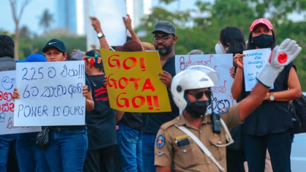 Sri Lanka Crisis: આર્થિક સંકટ વચ્ચે રાષ્ટ્રપતિએ ઇમરજન્સી હટાવી, લોકોનો ગુસ્સો કાબૂ બહાર, વાંચો 10 મોટા અપડેટ્સ