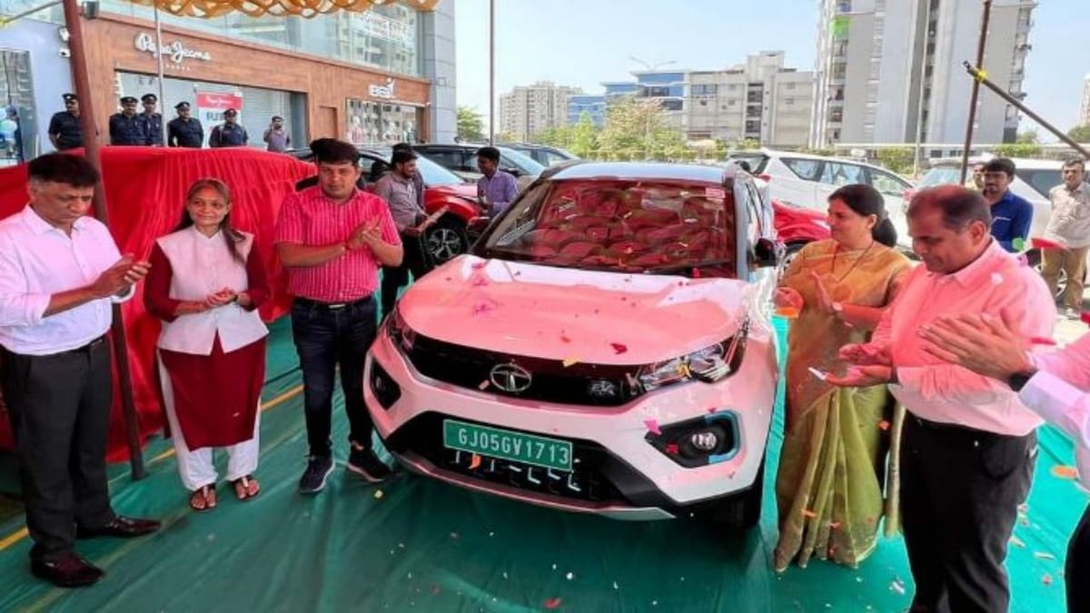 Surat : સુરત મહાનગર પાલિકાને 5 ઈ-કારની ડિલિવરી મળી, મનપાએ કચરા માટે પણ ઈ-વ્હીલનો ઉપયોગ કરવાનું નક્કી કર્યું