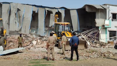 Surat: યુપી પોલીસની જેમ સુરત પોલીસ દ્વારા પણ ચલાવવામાં આવ્યું બુલડોઝર, જાણો કોના પર પોલીસે ગાળિયો કસ્યો