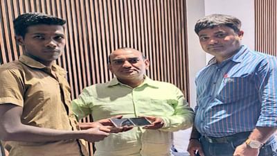 Surat: સફાઈ કામદારની ઈમાનદારી, ઝાડીમાં મળી આવેલો સવા લાખનો ફોન મૂળ માલિકને પરત આપ્યો