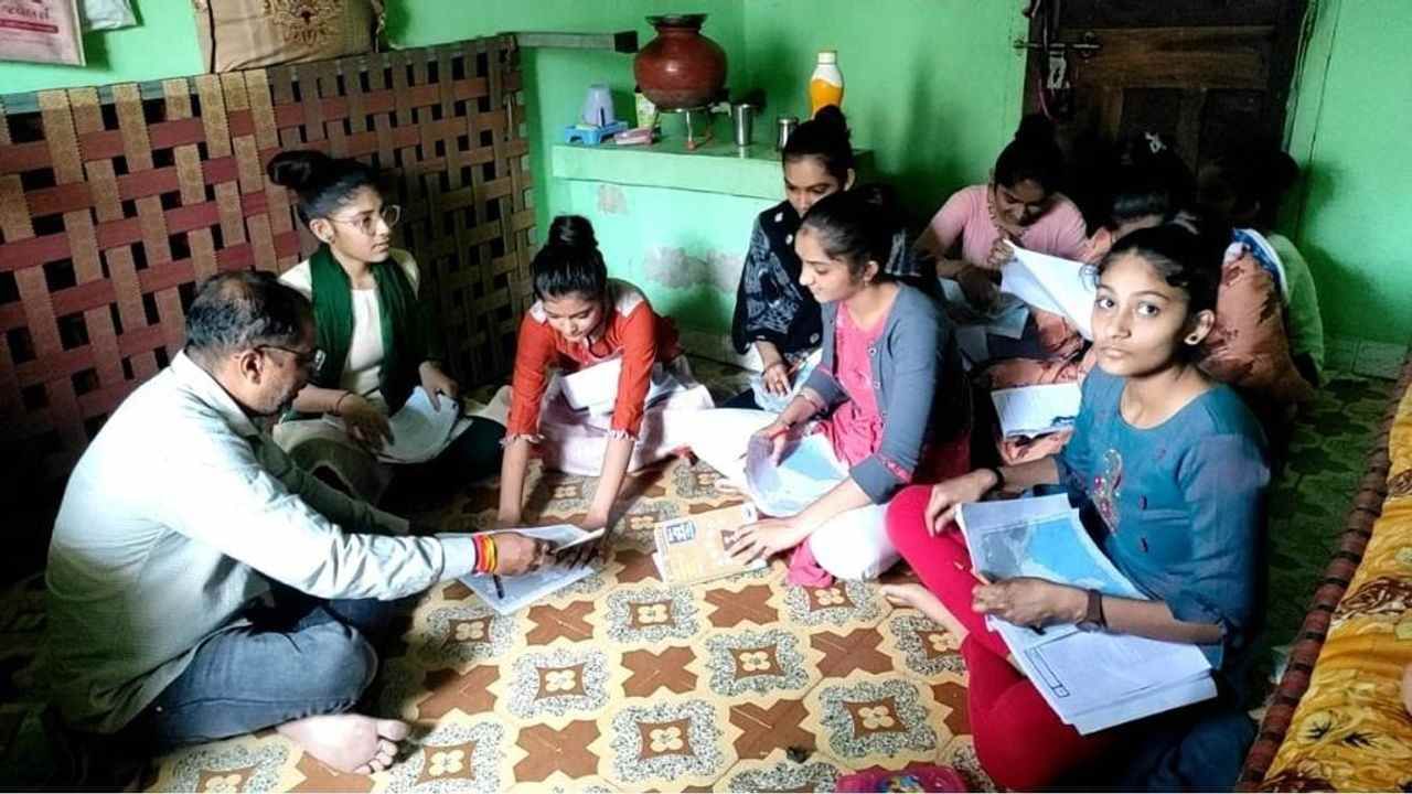 શિક્ષકનો સેવાયજ્ઞ : આર્થિક પરિસ્થિતિને કારણે અભ્યાસ છોડનાર દીકરીઓને ઘરે ઘરે જઈ આપી રહ્યા છે શિક્ષણ