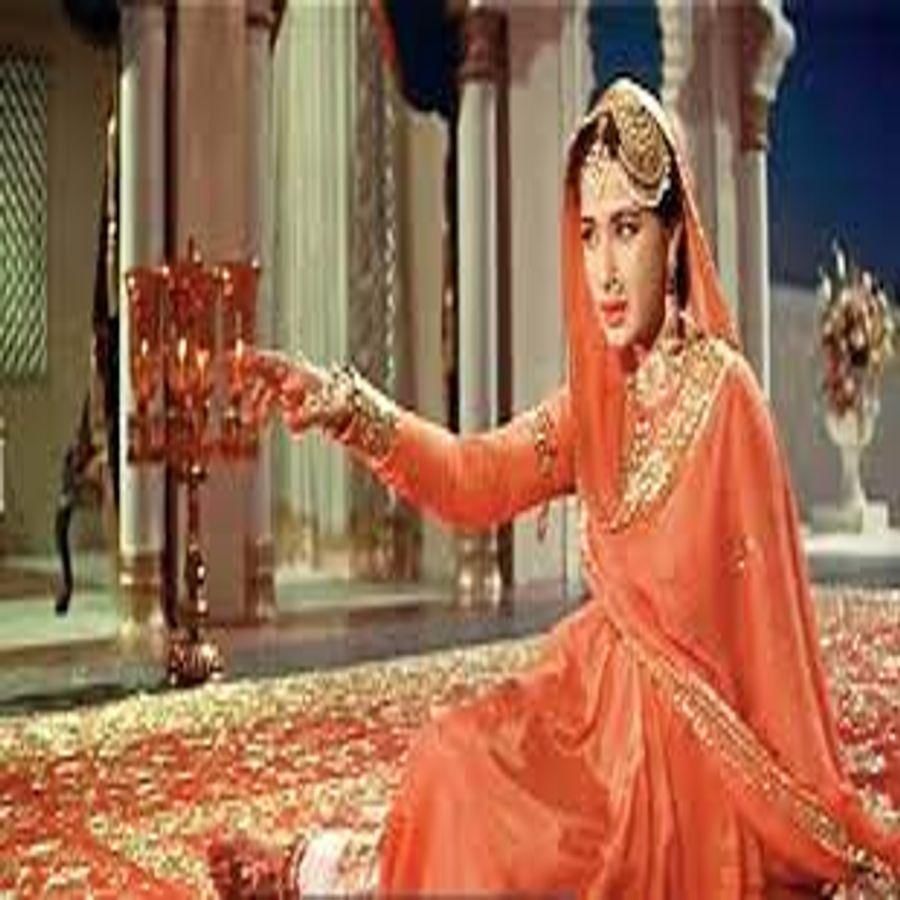 સાહિબજાન (ફિલ્મ પાકીજા) બોલિવૂડની દિગ્ગજ અભિનેત્રી મીના કુમારીની ફિલ્મ "પાકીઝા" વર્ષ 1972માં રિલીઝ થઈ હતી. આ ફિલ્મમાં મીના કુમારીએ એક સુંદર દરબારીની ભૂમિકા ભજવી હતી. જેનું નામ હતું સાહિબજાન. સાહિબજાનના રોલમાં મીના કુમારીને લોકોએ ખૂબ પસંદ કરી છે. આ ફિલ્મની ગણતરી આજે ક્લાસિકલ ફિલ્મોમાં થાય છે. (ફોટો ક્રેડિટ્સ: @vintage.bollywood.x/instagram)