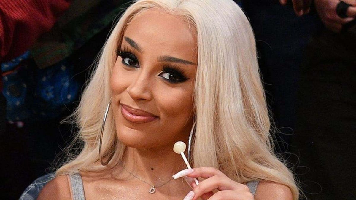 Grammy Awards 2022 : સિંગર ડોજા કેટ બાથરૂમમાંથી નીકળીને આવી સ્ટેજ પર, જુઓ વાયરલ વીડિયો