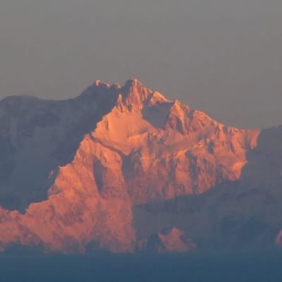 સૂર્યના ઉગતા કિરણ જીવનને સકારાત્મકતા તરફ લઈ જાય છે. દરેક વ્યક્તિને ઉગતા સૂર્યને જોવો ગમે છે. સુંદર દ્રશ્યો વચ્ચે ઉગતા સૂર્યનો નજારો લેવો એ પોતાનામાં જ આનંદદાયક છે. આજે અમે તમને એવી જગ્યાઓ વિશે જણાવીશું જ્યાં તમે ઉગતા સૂર્યની મજા માણી શકો છો.