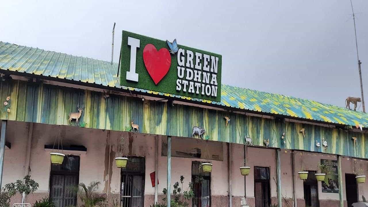 Surat: ઉધના બન્યું દેશનું પહેલું ગ્રીન રેલવે સ્ટેશન, હવે અહીં બની રહ્યું છે ચકલીઓ માટે ખાસ Sparrow Zone