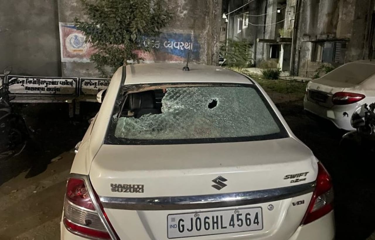 Vadodara: બુટલેગરના સાગરીતોનો સ્ટેટ મોનિટરિંગ ટીમ પર હુમલો, PSI ઇજાગ્રસ્ત, બુટલેગરને છોડાવી ટોળું ફરાર Vadodara: બુટલેગરના સાગરીતોનો સ્ટેટ મોનિટરિંગ ટીમ પર હુમલો, PSI ઇજાગ્રસ્ત, બુટલેગરને છોડાવી ટોળું ફરાર