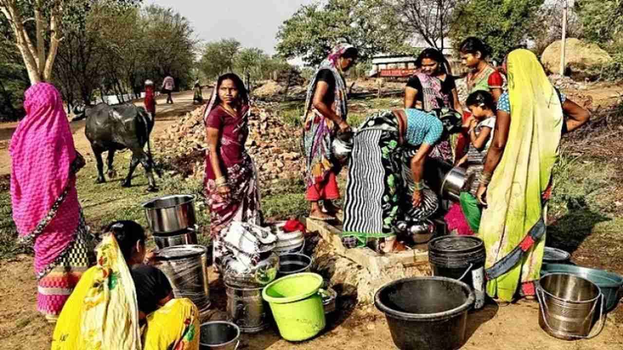 Chhota Udepur: અંતરિયાળ વિસ્તારોમાં પાણીની પારાયણ શરુ, ભેખડિયાના ગ્રામજનોએ બોરની આરતી કરીને વિરોધ નોંધાવ્યો