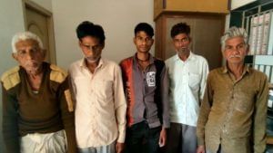Panchmahal: ગોધરાના ઓરવાડા ગામે ત્રણ યુવકોને વીજ પોલ સાથે બાંધી માર મારવાનો વીડિયો વાયરલ, પાંચની ધરપકડ