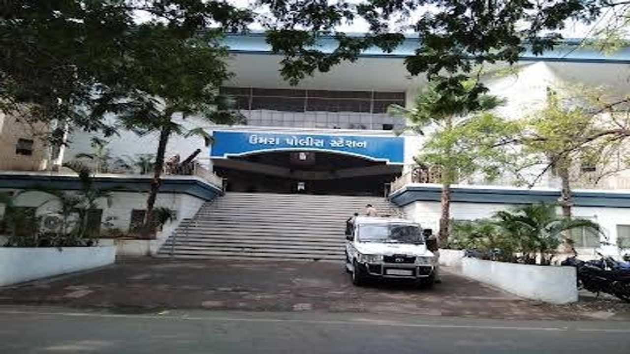 Surat : આઇપીએલ મેચ પર સટ્ટો રમાડવાનો નેટવર્કનો પર્દાફાશ, 4 બુકીઓની કિંમતી મુદ્દામાલ સાથે ધરપકડ