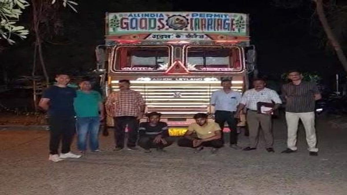 ખેડા : નડિયાદમાં ડેરીફાર્મની આડમાં કતલખાને મોકલાતા પશુઓની હેરફેરનું રેકેટ ઝડપાયું