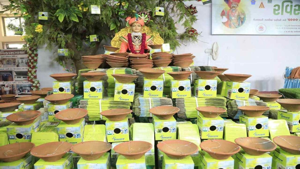 Kheda : વડતાલમાં સ્વામિનારાયણ મંદિર  દ્વારા પક્ષીઓ માટે 5000 પાણીના કુંડા અને માળાનું વિતરણ