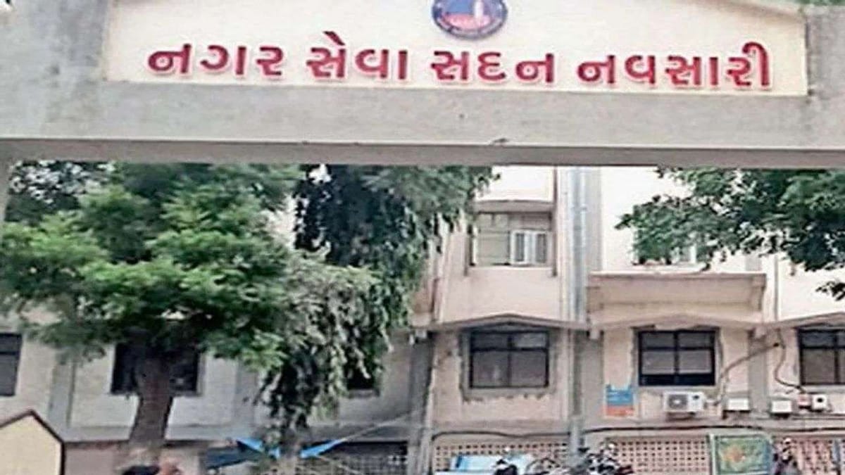 નવસારી :  પાલિકા દ્વારા કચરામાંથી ખાતર બનાવવા માટે ખાનગી એજન્સીને કામ સોંપાયું, પરંતુ કામ હજુ શરૂ થઇ શક્યું નથી