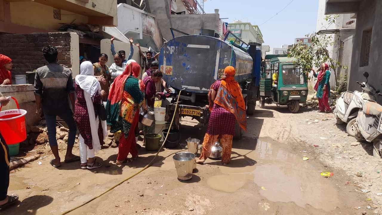 Ahmedabad : કાળઝાળ ગરમી વચ્ચે સર્જાઈ પાણી સમસ્યા, ફતેવાડીમાં ટેન્કર રાજ આવ્યુ