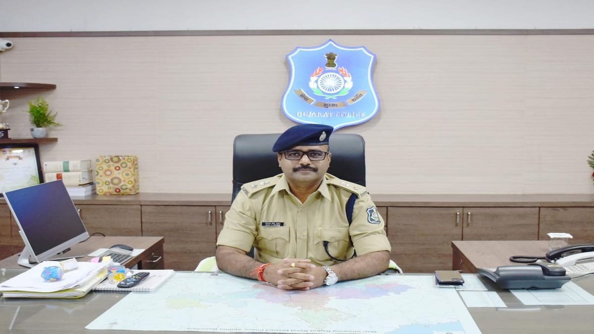 રાજકોટ જિલ્લા પોલીસ વડા તરીકે જયપાલસિંહ રાઠોડે ચાર્જ સંભાળ્યો,બલરામ મીણાને અપાઇ ભાવભીની વિદાય