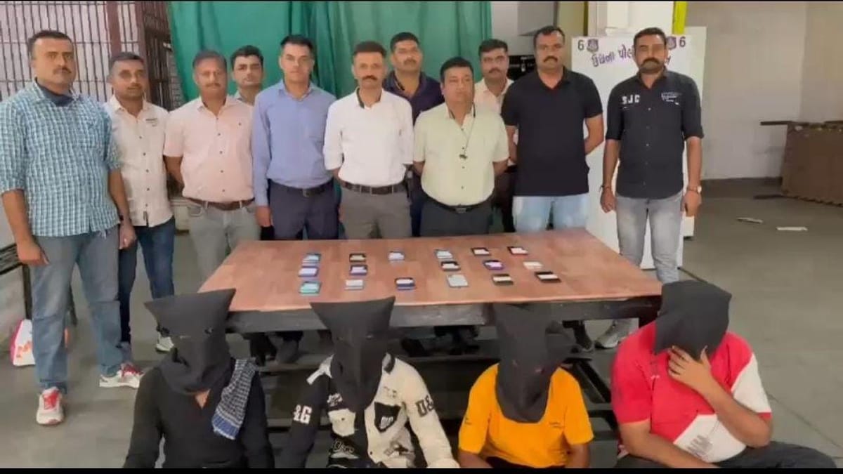 સુરત :  પેસેન્જરોને રીક્ષામાં બેસાડી નજર ચૂકવી મોબાઈલ ચોરી કરતી ગેંગનો પર્દાફાશ