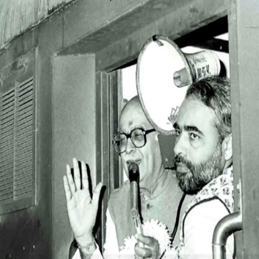 રાજકીય ગુરુ લાલકૃષ્ણ અડવાણી સાથે નરેન્દ્ર મોદી. પીએમ મોદીએ અડવાણી માટે રથયાત્રા સહિત સફળ કાર્યક્રમોનું આયોજન કર્યું હતું.