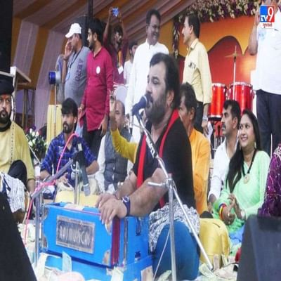 જામનગરમાં ધારાસભ્ય ધર્મેન્દ્રસિંહ જાડેજાના પરિવારના યજમાનપદે ચાલી રહેલી શ્રીમદ્ ભાગવત સપ્તાહ જ્ઞાનયજ્ઞના પાંચમા દિવસે લોકડાયરાનું આયોજન કરવામાં આવ્યુ હતુ.