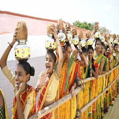 વડાપ્રધાન નરેન્દ્ર મોદીનું આટકોટમાં મહિલા શક્તિએ ભવ્ય સામૈયું કર્યું. પરંપરાગત બાંધણીની સાડીઓમાં સજ્જ એક હજાર આઠ બહેનો-માતાઓએ માથે કળશ અને શ્રીફળ રાખીને વડાપ્રધાન મોદીનું સ્વાગત કર્યું.