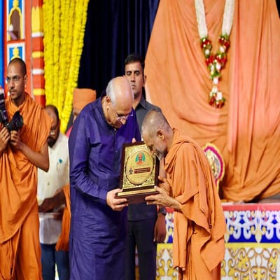 ગુરૂહરિ પરમપૂજ્ય હરિપ્રસાદ સ્વામીજીના 88 મા પ્રાગટય દિવસે ગુરૂહરિ પ્રબોધજીવન સ્વામિ મહારાજ અને ભક્તોના મહેરામણ સંતોની આશિષ વર્ષામાં અભિભૂત થયા હતા.