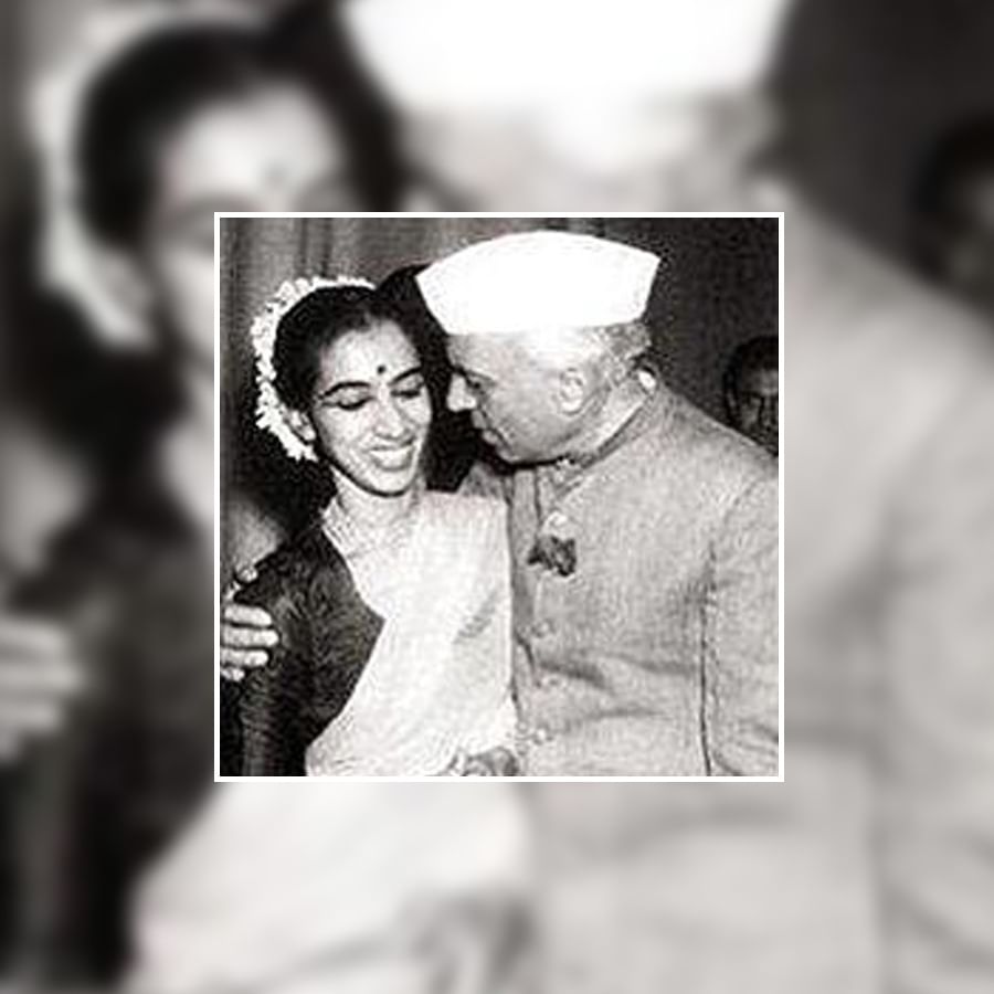 
મૃણાલીની સારાભાઈને 1948માં દિલ્હીમાં પરફોર્મન્સ બાદ અભિનંદન આપતા સમયનો ફોટો છે. નેહરુને વિક્રમ સારાભાઇના પરિવાર સાથે  ઘરોબો હતો.