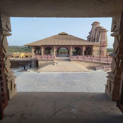 કચ્છના રાજ પરિવાર દ્વારા ચાડવા રખાલ ખાતે ઐતિહાસિક વારસો ધરાવતા સરહદી જિલ્લાની શોભામાં અભિવૃદ્ધિ કરતા 51 શક્તિપીઠ સાથેનું મોમાઇ માતાજીનું મંદિર 7 કરોડના ખર્ચે નિર્માણ પામ્યું છે.