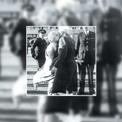 આ ફોટોમાં જવાહરલાલ નેહરુ તેમની બહેન વિજયાલક્ષ્મી પંડિત સાથે દેખાઇ રહ્યા છે. 1949માં, વિજયાલક્ષ્મી પંડિત અમેરિકાના રાજદૂત હતા. ફોટોમાં વિજયાલક્ષ્મી પંડિત યુ.એસ.ની મુલાકાત વખતે તેમના ભાઈનું સ્વાગત કરતા જોવા મળે છે.