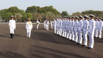 ભારતીય નૌસેનાના ચીફ ઓફ મટિરિયલે INS વાલસુરા ખાતે પાસિંગ આઉટ પરેડની કરી સમીક્ષા