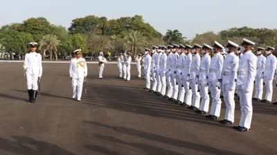 ભારતીય નૌસેનાના ચીફ ઓફ મટિરિયલે INS વાલસુરા ખાતે પાસિંગ આઉટ પરેડની કરી સમીક્ષા