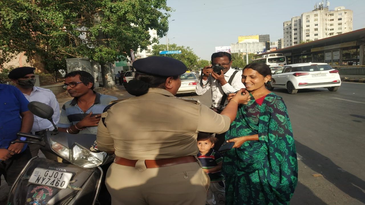 Ahmedabad: રોડ સેફ્ટી વીક અંતર્ગત ટ્રાફિક પોલીસનો નવતર અભિગમ, વાહન ચાલકોનું મો મીઠું કરાવીને સમજાવ્યા નિયમો